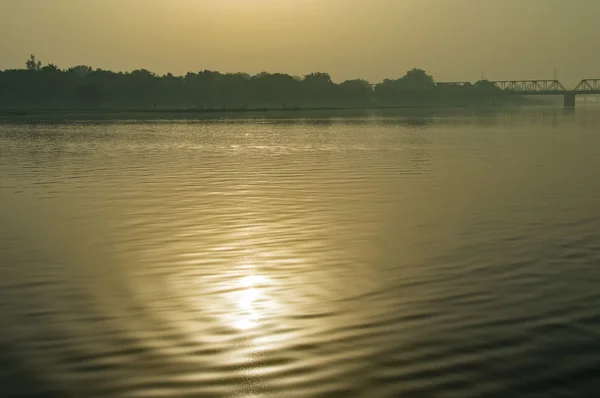 Güneş reflecton nehir — Stok fotoğraf