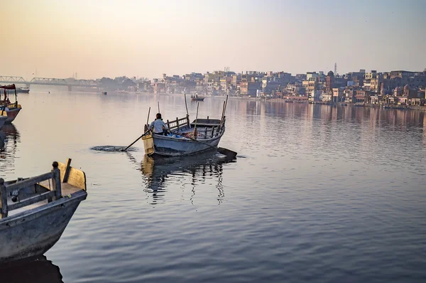 Boat in the river and being rowed — Stock Photo, Image