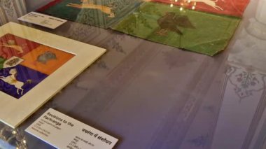 Jaipur arması Şehir Sarayı 'nda sergileniyor. Bu 19. yüzyıl amblemi, dört aslanla çevrili merkezi bir güneşi tasvir eden metal iplik, kadife ve ipekten oluşur..