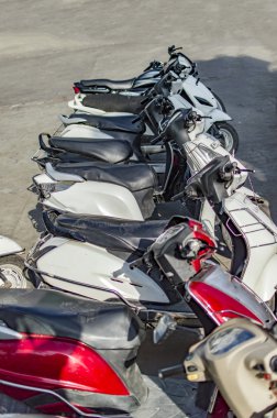 Karayolu üzerinde park edilmiş scooter 'lar.