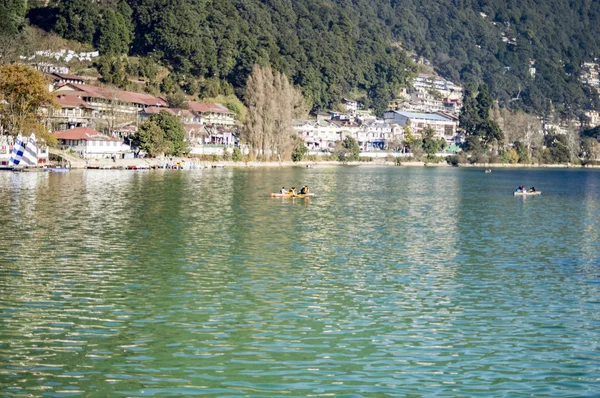 Barcos en el lago en la región de montaña — Foto de Stock
