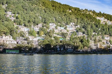 Göl su Hillside kasaba yansıması