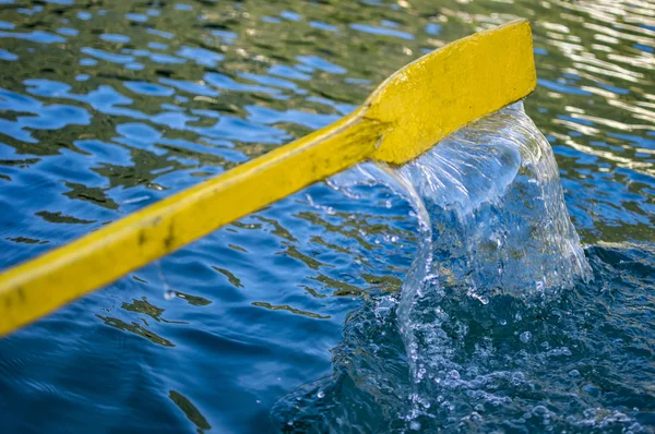 Remar amarillo del barco en agua oscura — Foto de Stock