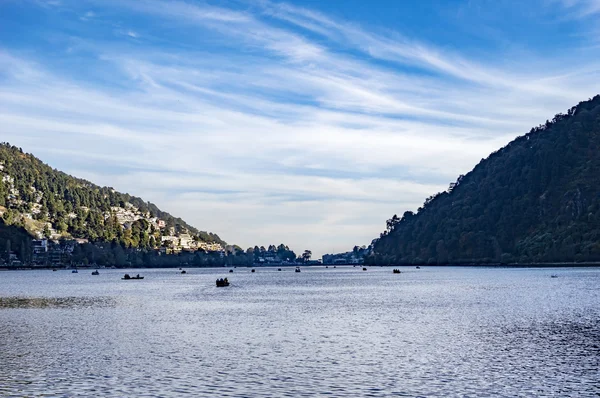 Navegar en el lago en la ladera — Foto de Stock