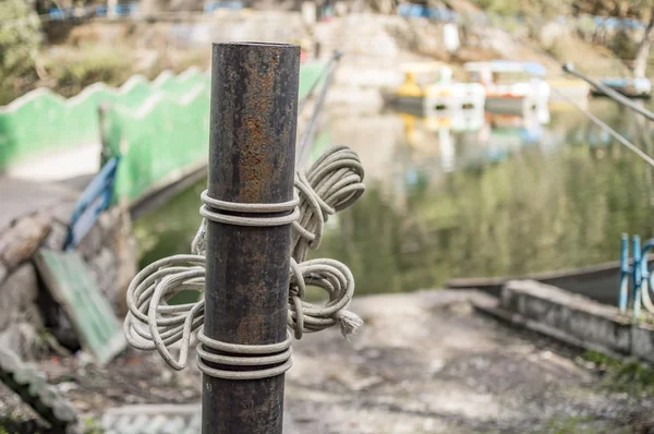 Rep bundna med pole korsa sjön — Stockfoto