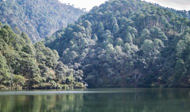 Dağlarda Curvy Gölü