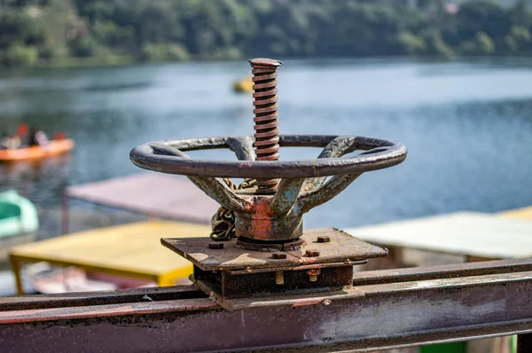 Válvula de hierro para controlar el flujo de agua — Foto de Stock