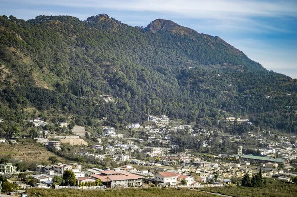 Big mountain and twon in valley — Stock Photo, Image