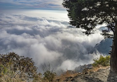 Vadideki sisli bulutlar