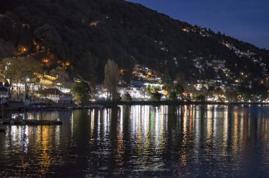 Gölde gece ışıkları