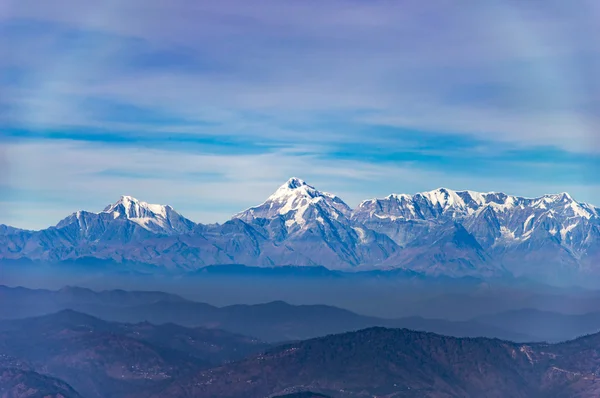 Neve bianca sulle montagne — Foto Stock