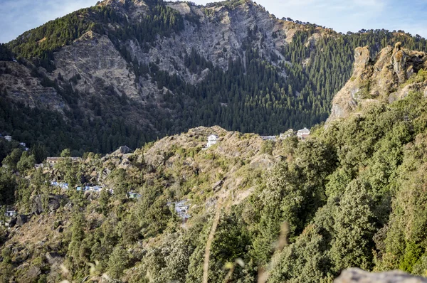 Montagna rocciosa coperta di verde — Foto Stock