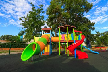 Yazın renkli çocukların oyun parkı. boş