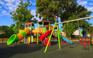 Parktaki boş çocuk parkı, canlı renklerle