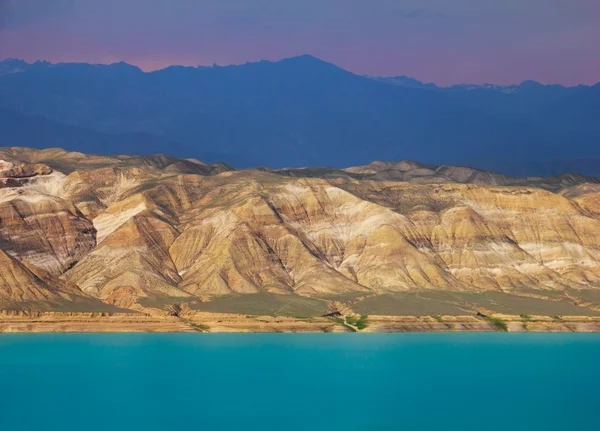 Renkli mavi sularında Karakol Gölü'nün güzel doğal manzaralı