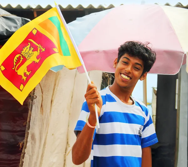 Jonge jongen vormt voor een foto met een nationale vlag van Sri Lanka Rechtenvrije Stockfoto's