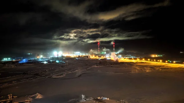 Geceleri bakır fabrikası. Kutup gecesi. Norilsk