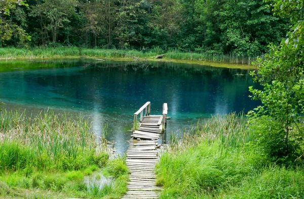 Kazan 'da kristal mavi su ile göl