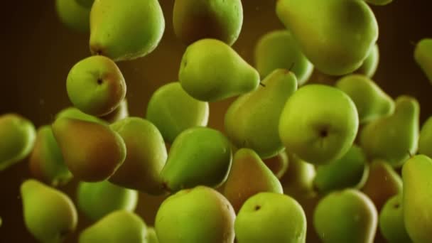 Pêras com gotas de água caindo — Vídeo de Stock