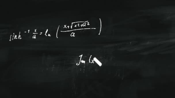 Μαθηματικοί τύποι να γράφουν σε έναν μαυροπίνακα με κίνηση κιμωλία — Αρχείο Βίντεο