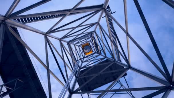 Filmato di una torre di perforazione con cielo limpido — Video Stock