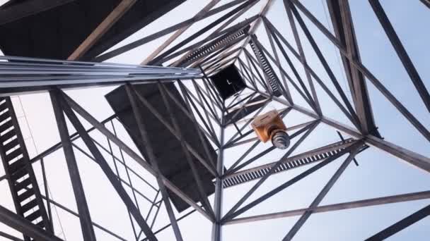 Filmagem de uma torre de perfuração — Vídeo de Stock