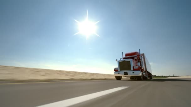 道路上の 18 輪トラック — ストック動画