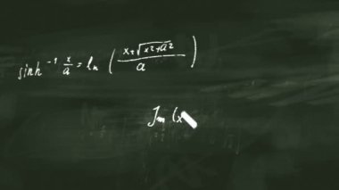 tebeşir hareket ettirerek bir tahta üzerinde yazma matematiksel formüller