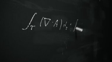 tebeşir hareket ettirerek bir tahta üzerinde yazma matematiksel formüller