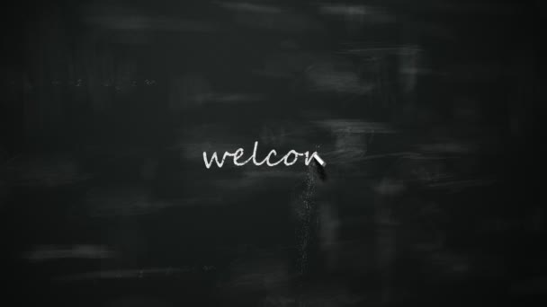 Krijt tekenen Welkom in zes verschillende talen op Blackboard — Stockvideo