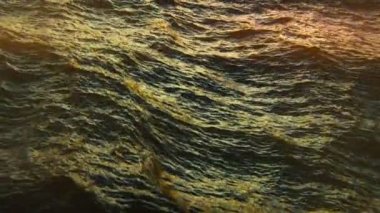 Bir okyanusun dalgalanan su