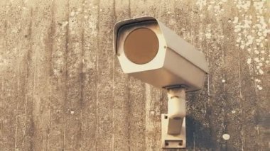 Yıpranmış duvar güvenlik kamerası