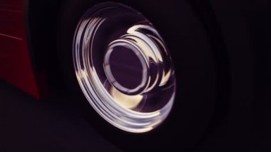 Büyük kamyon yolda hareket ediyor