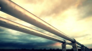 Petrol, doğal gaz veya su gibi malların taşınması için boru hattı