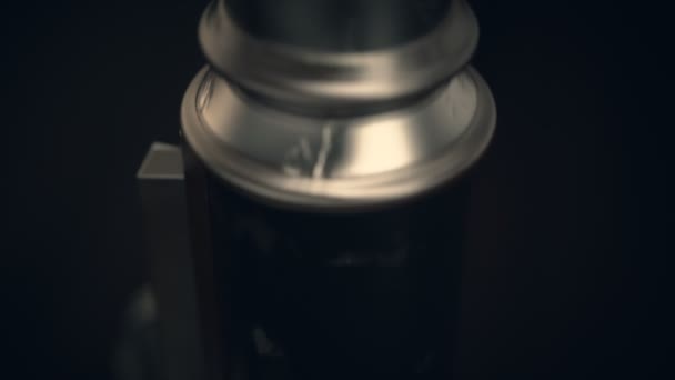 Gros plan sur le microscope et la lentille 