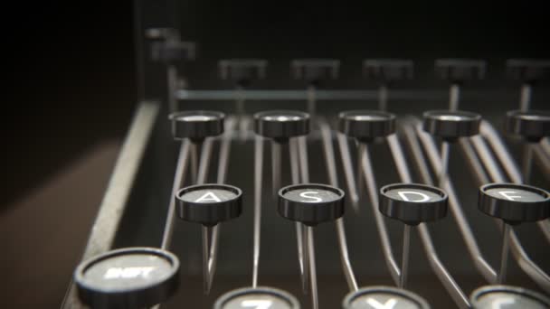 Винтажная пишущая машинка на столе — стоковое видео