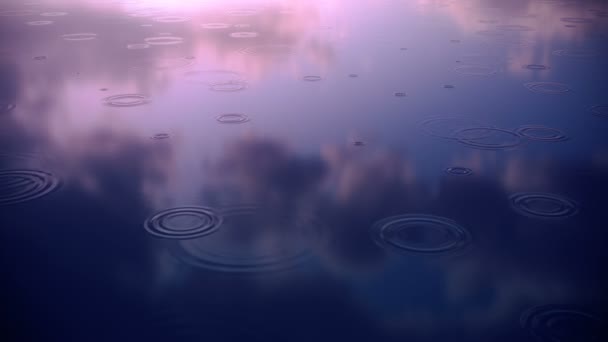 Lluvia cayendo sobre la superficie del agua — Vídeos de Stock