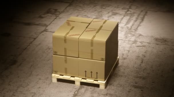 Стопка картонных коробок на деревянном поддоне — стоковое видео