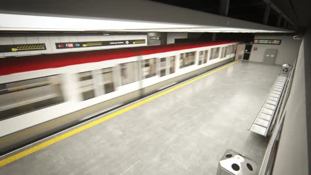 Поезд метро прибывает на железнодорожную станцию — стоковое видео