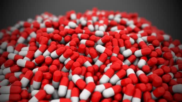 Cápsula grande cae en la pila de píldoras más pequeñas — Vídeos de Stock