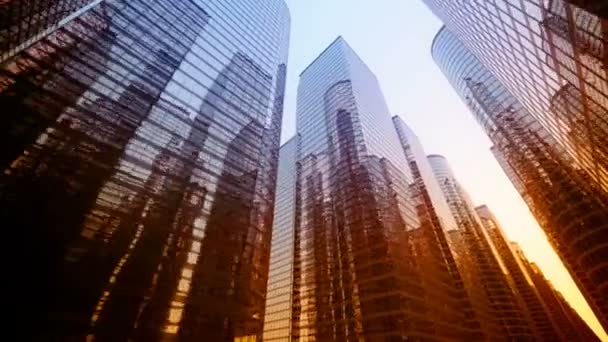 Grandes edificios de cristal de la ciudad durante la puesta del sol — Vídeos de Stock