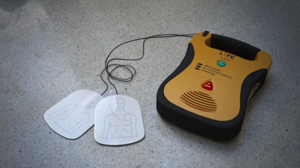 Automatisierter externer Defibrillator — Stockvideo
