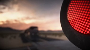 Bir demiryolu geçişi geçen lokomotif
