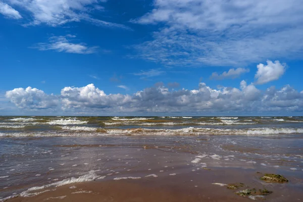 Moln över viken Narva-Jõesuu, Estonia. — Stockfoto