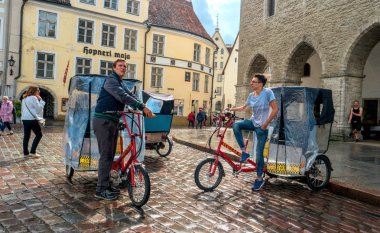 Tallinn, Estonya - 30 Temmuz 2015: Town Hall Square yağmur sonra.