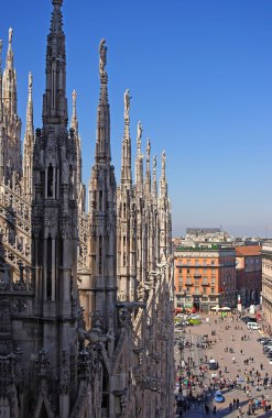 Milan, İtalya - 21 Nisan 2012: Duomo Milan, İtalya. Katedral Meydanı yukarıdan bakış.