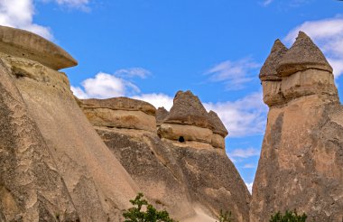 Kapadokya taş sütunlar erozyon aracılığıyla doğa tarafından yaratılmıştır.