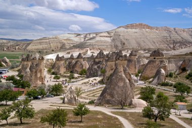 Kapadokya - 29 Nisan 2014: Vadisi Pasabag. Kurtlar Vadisi Kapadokya'nın ayırt edici özelliği, büyük taş sütunlar için bilinir.