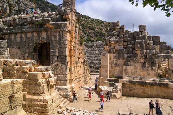 Demre-Myra, Turquie - 26 avril 2014 : Théâtre antique. Touristes pour voir les sites et prendre des photos . — Photo