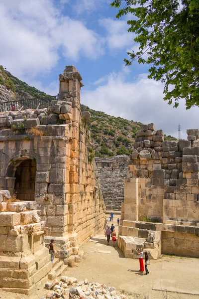 Demre-Myra, Turkiet-26 April, 2014: Antika teatern. Turister att se sevärdheterna och ta bilder. — Stockfoto